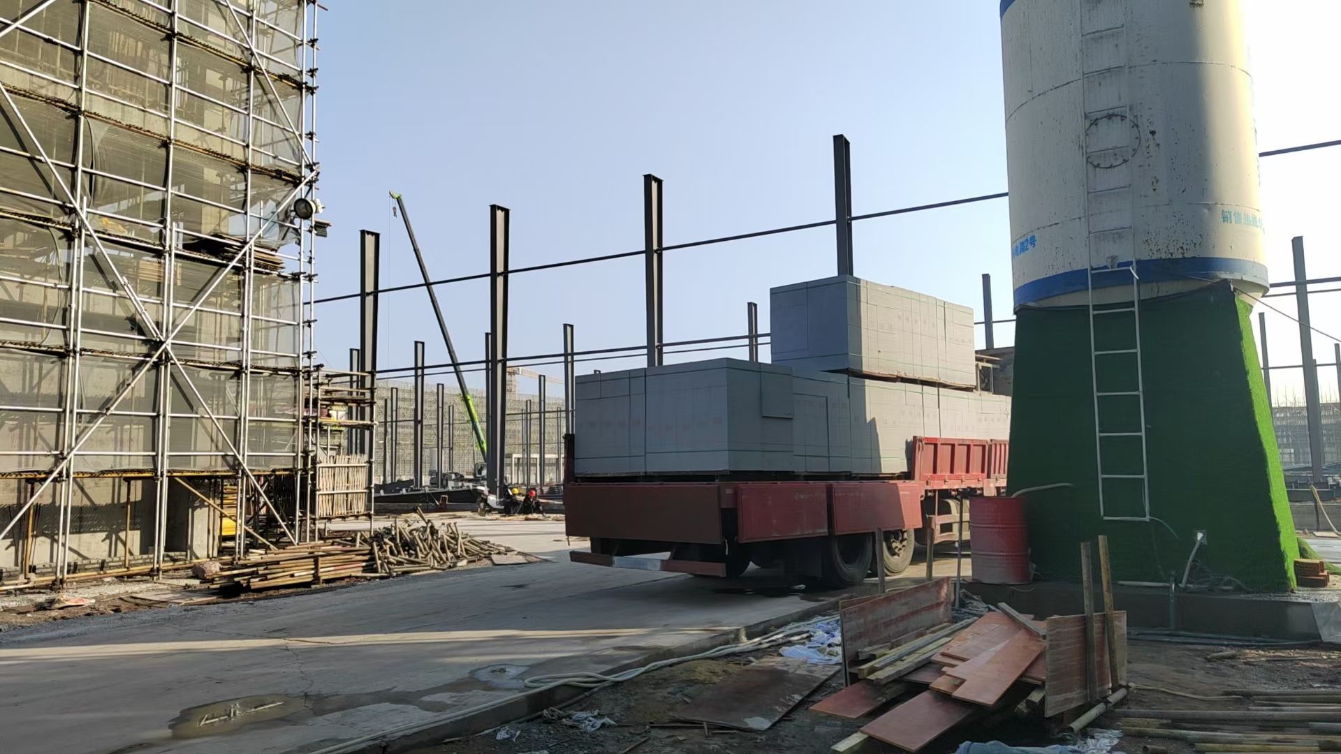 项目工程报道：杭州湾新区钢结构厂房外墙加气块施工纪实-图片2