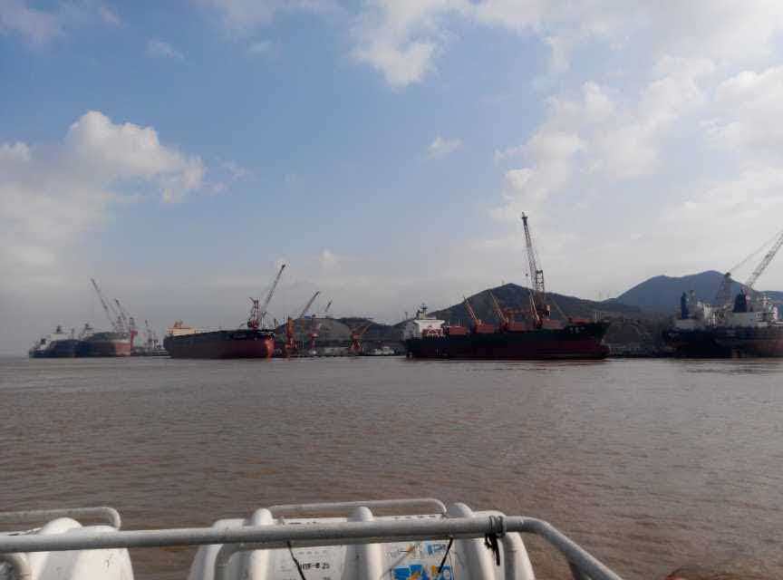 跨越海峡的交付：宁波众茂助力舟山六横岛船厂宿舍轻质砖隔墙项目-图片1
